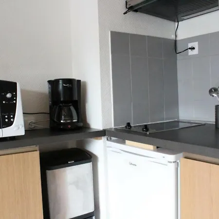 Avec Mezzanine, Balcon Et Parking Proche Et Centre, La Rochelle - Fr-1-246-211 *