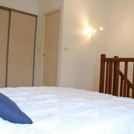 Avec Mezzanine, Balcon Et Parking Proche Et Centre, La Rochelle - Fr-1-246-211 *