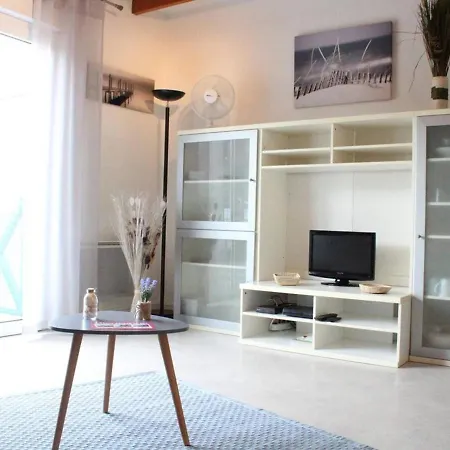 Avec Mezzanine, Balcon Et Parking Proche Et Centre, La Rochelle - Fr-1-246-211 *